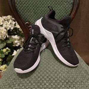 Nike Air Max Bella TR 2 Black White Size 11 Womens Shoes